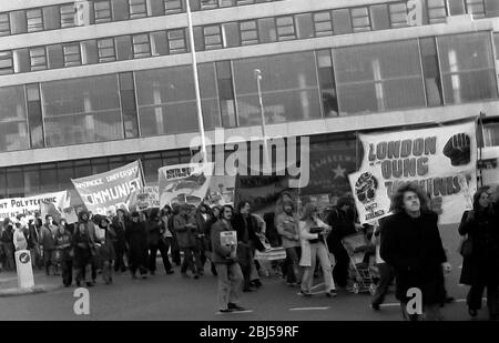 Des manifestants portant des bannières et des pancartes participent à une manifestation contre le racisme à Leicester, Angleterre, Royaume-Uni, îles britanniques, en 1972. Banque D'Images