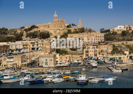 Port et Église de Sainte-mère Lurdskaya, Mgarr, Gozo Banque D'Images