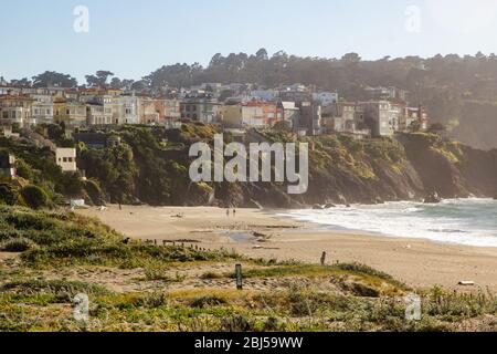 Vue panoramique sur les maisons côtières sur les falaises près de l'océan Pacifique à San Francisco, vue de Baker Beach Banque D'Images