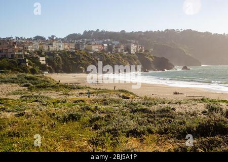 Vue panoramique sur les maisons côtières sur les falaises près de l'océan Pacifique à San Francisco, vue de Baker Beach Banque D'Images