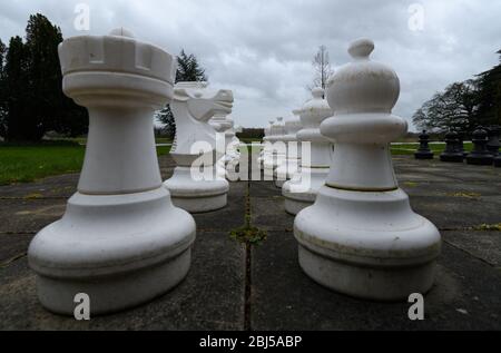 Les pièces blanches d'une échecs en plein air au bord de la Tamise Banque D'Images