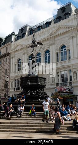 Londres, Royaume-Uni - 18 août 2019 : la statue de la fontaine commémorative Shaftesbury d'Anteros, souvent appelée Eros, par Alfred Gilbert, au centre de Banque D'Images