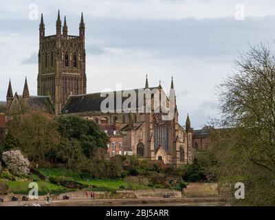 Worcester, Royaume-Uni - 15 mars 2020: L'imposante cathédrale de Worcester s'est assise sur les rives de la Tamise Banque D'Images