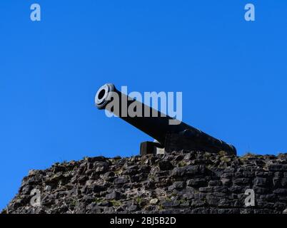 Dudley, Royaume-Uni - 16 mars 2020: Un canon au sommet des remparts du château de Dudley Banque D'Images