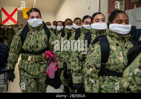 Les recrues de la Marine américaine portent des masques pour empêcher la propagation du COVID-19, coronavirus lors de la formation de base en matelerie au commandement de formation de recrutement le 15 avril 2020 à Great Lakes, Illinois. Banque D'Images