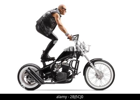 Un motard fou de darediable qui monte un broyeur et se tient sur le siège isolé sur fond blanc Banque D'Images