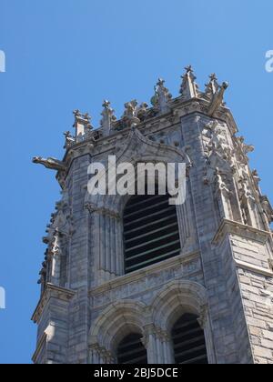 Cathédrale de cœur sacré à Newark, le New Jersey s'élève vers le ciel dans un après-midi bleu clair de printemps. C'est le centre de l'archidiocèse de Newark. Banque D'Images