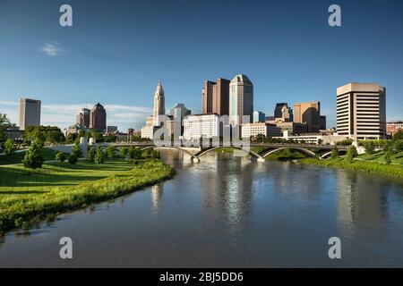 Paysage urbain du centre-ville surplombant la rivière Scioto et le pont Discovery le long du parc Riverfront dans la ville de Columbus Ohio États-Unis Banque D'Images