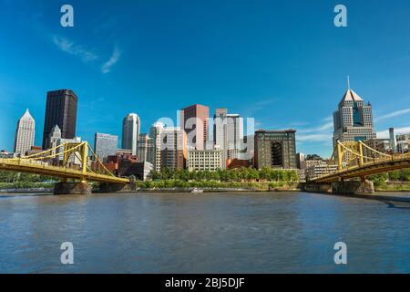 Vue sur la ville sur la rivière Allegheny et le pont Roberto Clemente dans le centre-ville de Pittsburgh, Pennsylvanie, États-Unis Banque D'Images