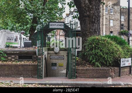 Londres/UK-30/07/18 : entrée aux toilettes publiques masculines souterraines sur West End Lane dans West Hampstead. un wc public est un petit bâtiment avec toilettes Banque D'Images