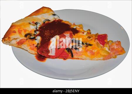 Une seule tranche de pizza avec tomates, crevettes et olives sur une plaque blanche isoler sur un fond blanc. Banque D'Images