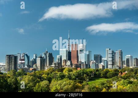 Vue sur la ville du centre-ville de Toronto Canada sur le parc Riverdale en Ontario, Canada Banque D'Images