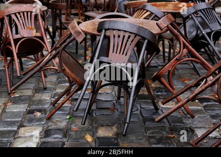 Chaises et tables en bois après la pluie Banque D'Images