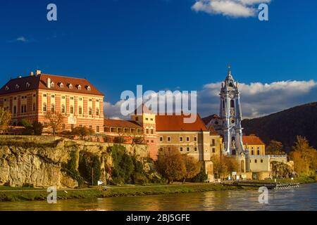 Automne dans la vallée de Wachau- Durnstein église paroissiale sur les rives du Danube, Durnstein, Basse-Autriche, Autriche Banque D'Images