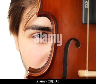 Jeune homme beau avec violon sur fond blanc, gros plan Banque D'Images