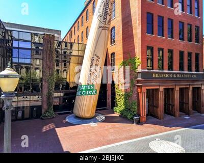 Hillerich et Bradsby bouquent la vue de la rue pendant le Novel virus COVID-19 et le Kentucky Governor Andy Beshear a pris le vide du centre-ville photo le 27 avril 2020 à Louisville, Kentucky. Banque D'Images