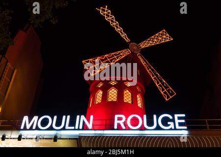 PARIS - 16 SEPTEMBRE 2014 : le Moulin Rouge la nuit. Moulin Rouge ou Français pour le Moulin Rouge est un célèbre cabaret et thater construit en 1889, situé dans la Pa Banque D'Images