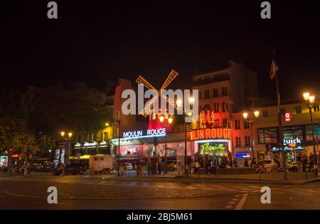 PARIS - 16 SEPTEMBRE 2014 : le Moulin Rouge la nuit. Moulin Rouge ou Français pour le Moulin Rouge est un célèbre cabaret et thater construit en 1889, situé dans la Pa Banque D'Images