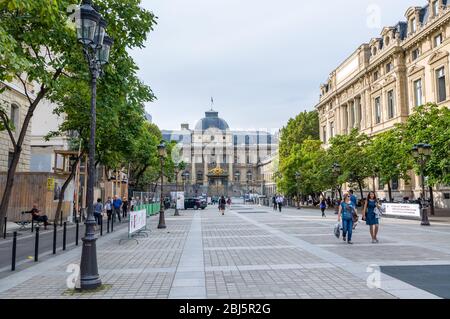 PARIS - 17 SEPTEMBRE 2014 : le Palais de Justice ou le Palais de Justice est situé dans le centre de Paris. Ancienne prison, aujourd'hui musée, où Marie-Antoinette était imp Banque D'Images