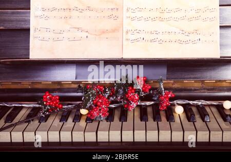 Touches de piano décorées avec des décorations de Noël, à proximité Banque D'Images