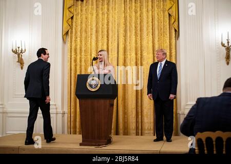 La première fille et conseiller du président Ivanka Trump Trump, au centre, parle comme le secrétaire au Trésor américain Steven T. Mnuchin, à gauche, Et le président américain Donald J. Trump, à droite, écoute lors d'un événement du programme de protection des payCheck (PPP) dans la salle est de la Maison Blanche à Washington, DC, États-Unis, le mardi 28 avril 2020. Le président a défendu sa réponse précoce et dédaigneuse à l'épidémie de coronavirus, disant mardi qu'il a été dit à la fin du mois de février que ce ne serait pas un problème. Crédit: Al Drago/Pool via CNP/MediaPunch Banque D'Images