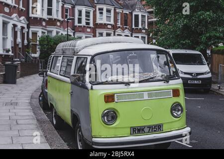 Londres/UK-30/07/18: Jaune citron Volkswagen Type 2, officiellement connue sous le nom de transporteur. En raison de sa popularité pendant le mouvement contre-culture, Banque D'Images