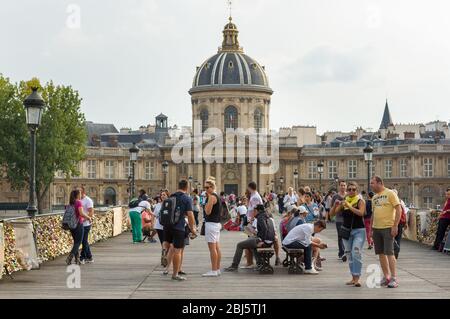 PARIS - 17 SEPTEMBRE 2014 : le Pont des Arts ou la passerelle des Arts est un pont piéton à Paris. Touristes sur le pont. Vue sur l'institut de Franc Banque D'Images