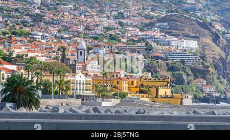 Funchal, Portugal - 10 novembre 2019: Centre historique (Zona Velha) avec le bord de mer de la baie de Funchal, fort de Sao Tiago, la tour du bar Banque D'Images