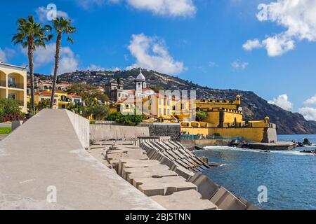 Funchal, Portugal - 10 novembre 2019 : baie de Funchal avec fort de Sao Tiago et tour de l'église baroque Santa Maria Maior mère dans l'histori Banque D'Images