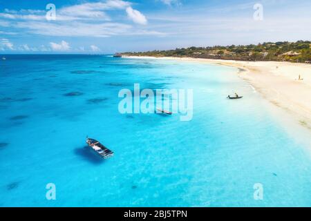 Vue aérienne de yachts et bateaux sur la côte de la mer tropicale en été Banque D'Images