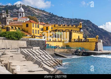 Funchal, Portugal - 10 novembre 2019 : baie de Funchal avec fort de Sao Tiago, la tour de l'église baroque Santa Maria Maior mère dans l'historique Banque D'Images