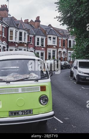Londres/UK-30/07/18: Jaune citron Volkswagen Type 2, officiellement connue sous le nom de transporteur. En raison de sa popularité pendant le mouvement contre-culture, Banque D'Images