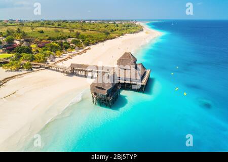 Vue aérienne de l'hôtel magnifique sur l'eau dans l'océan au coucher du soleil Banque D'Images