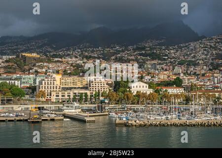 Funchal, Portugal - 10 novembre 2019: Baie de Funchal avec Marina et la rue Avenida do Mar avec les bâtiments du Marina Shopping et Baltazar D Banque D'Images