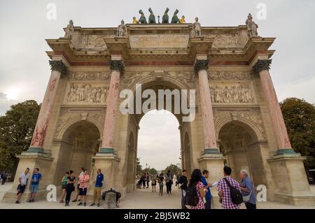 PARIS - 17 SEPTEMBRE 2014 : touristes près de l'Arc de Triomphe du Carssel. C'est une arche triomphale à Paris, située sur la place du Carrousel et est infernale Banque D'Images