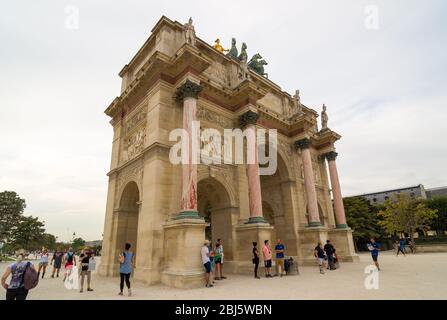 PARIS - 17 SEPTEMBRE 2014 : touristes près de l'Arc de Triomphe du Carssel. C'est une arche triomphale à Paris, située sur la place du Carrousel et est infernale Banque D'Images