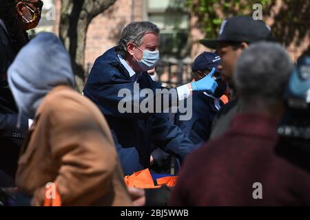 New York City, États-Unis. 28 avril 2020. Le maire de New York Bill de Blasio aide à distribuer des équipements de protection individuelle (masques et gants) et des sacs de nourriture à Marcy Houses dans le quartier de New York City à Brooklyn, NY, le 28 avril 2020. (Anthony Behar/Sipa USA) crédit: SIPA USA/Alay Live News Banque D'Images