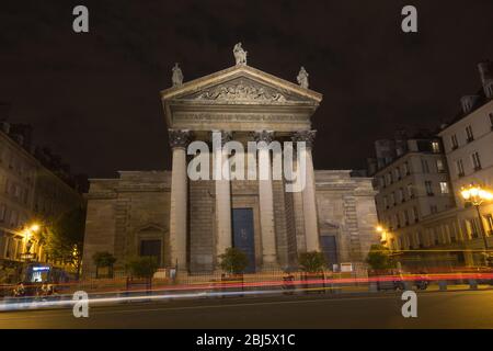 Vue de nuit sur la façade sud de l'Église notre-Dame-de-Lorette. C'est une église néoclassique dans le 9ème arrondissement de Paris, France. Banque D'Images