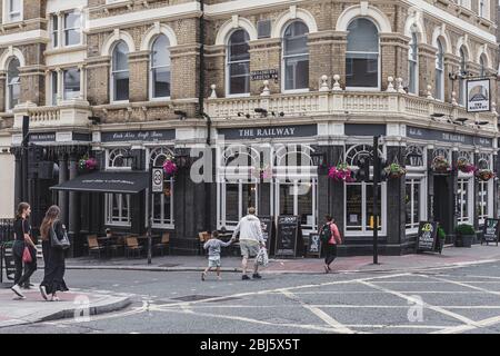 Londres/UK - 30/07/18 : le pub ferroviaire sur West End Lane dans West Hampstead. Les pubs sont un établissement de boissons sociales et une partie importante de la cul britannique Banque D'Images