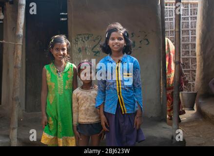Heureux jeunes enfants indiens pauvres souriant, Bihar, Inde Banque D'Images