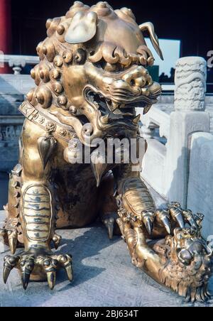 Beijing, Chine - mars 1987 : statue en bronze d'un Dragon dans la Cité interdite à Beijing, Chine. Film 35 mm numérisé. Banque D'Images