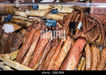 Assortiment de produits de viande, saucisses, chorizo, épices sur une table sombre. Vue de dessus. Large sélection de différents plats de bœuf et de porc assaisonnés et épicés séchés sa Banque D'Images