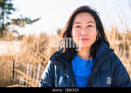 Gros plan Portrait d'une femme asiatique en plein air souriant à la plage Banque D'Images