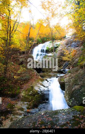 De belles cascades dans les montagnes en automne Banque D'Images