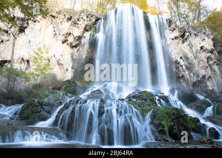 De belles cascades dans les montagnes en automne Banque D'Images