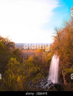 De belles cascades dans les montagnes en automne Banque D'Images