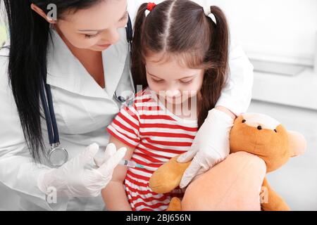 Médecin donnant injection à l'ours jouet Banque D'Images