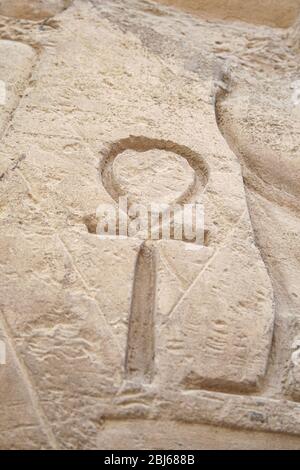 Ancienne egypte symbole Ankh 'Key of Life', 'Eternelle vie', 'Croix égyptienne'. Sculpté sur la pierre dans le temple de Karnak, Louxor Banque D'Images