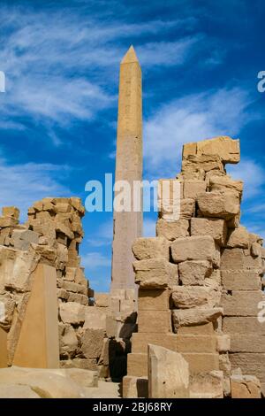 Obélisque de la reine Hatshepsut au temple de Karnak à Louxor avec des sculptures hiéroglyphiques sur fond de ciel bleu Banque D'Images