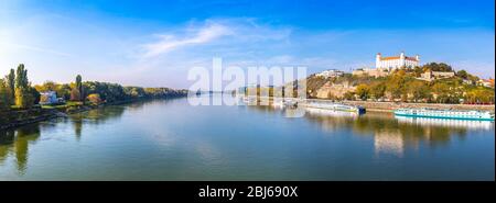 Vue panoramique sur le Danube à Bratislava, en Slovaquie. Château de Bratislava sur la droite. Journée ensoleillée d'automne Banque D'Images